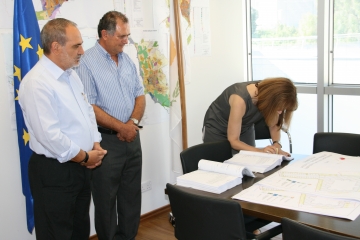 Signing of the contract for the project regeneration of Traditional kernel Community Apesia - Square