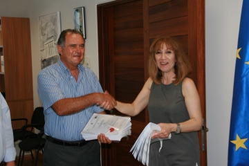 Signing of the contract for the project regeneration of Traditional kernel Community Apesia - Square